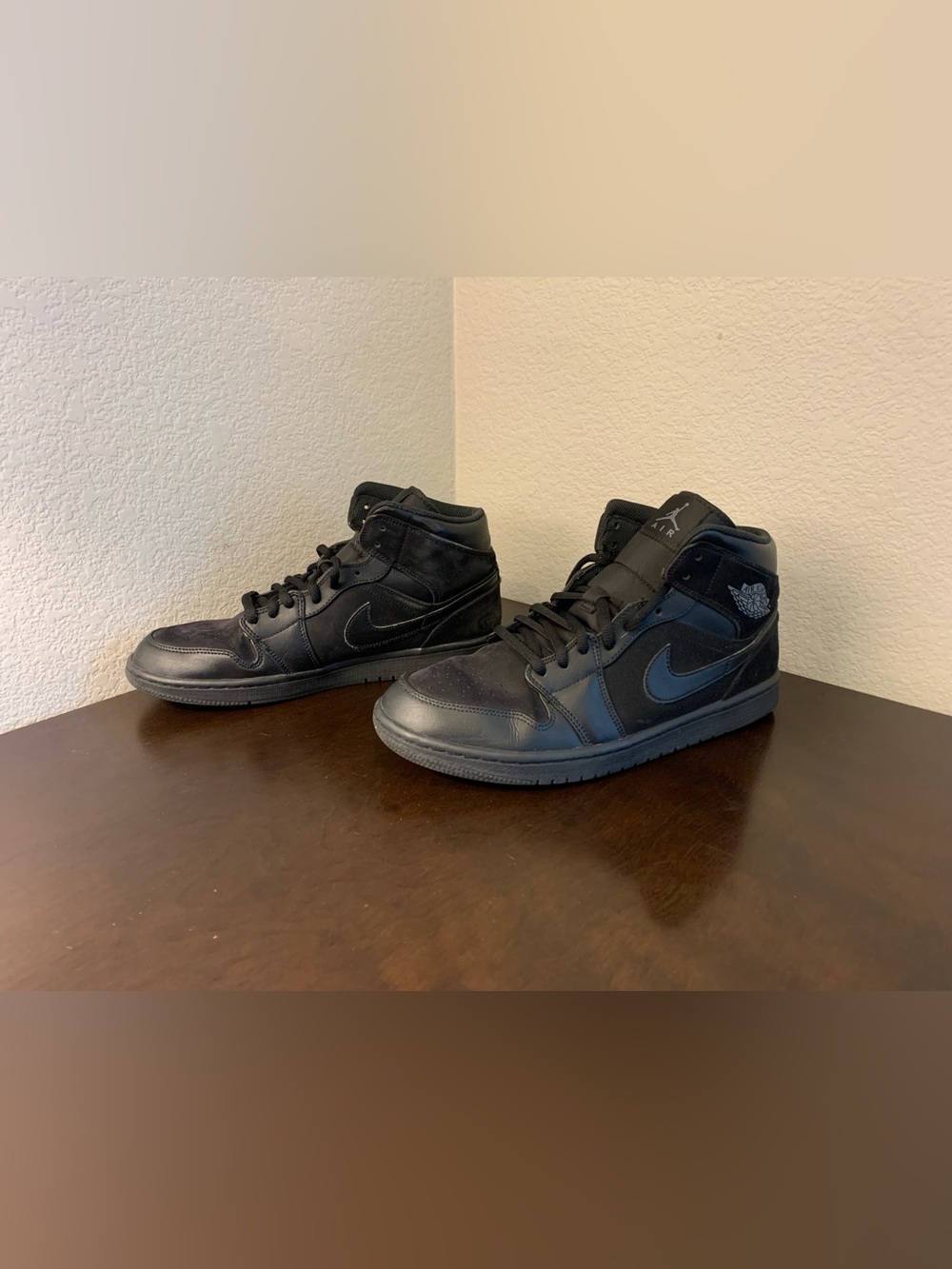 Nike Air Jordan 1 Retro Mid Triple Black Sneakers 554724-050 Men’s Size 10.5